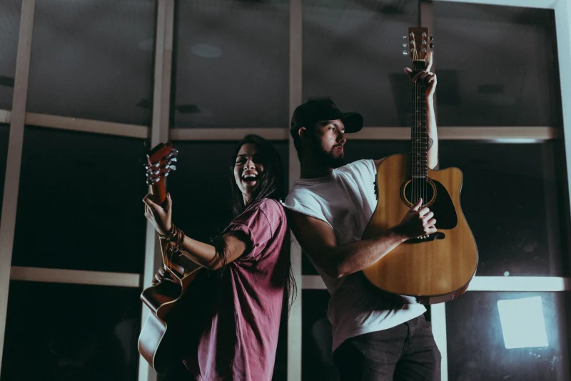 Kapsamlı Gece · 3 Kişi + Ses: gitar ve gece