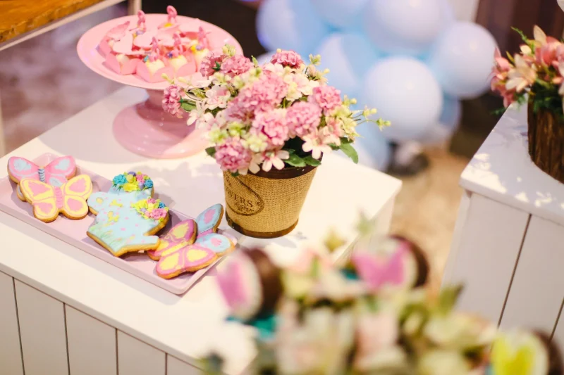 Işıklı Harf + Çiçek Fon · Büyük Ölçek: balon süslemesi ve çiçek süslemesi