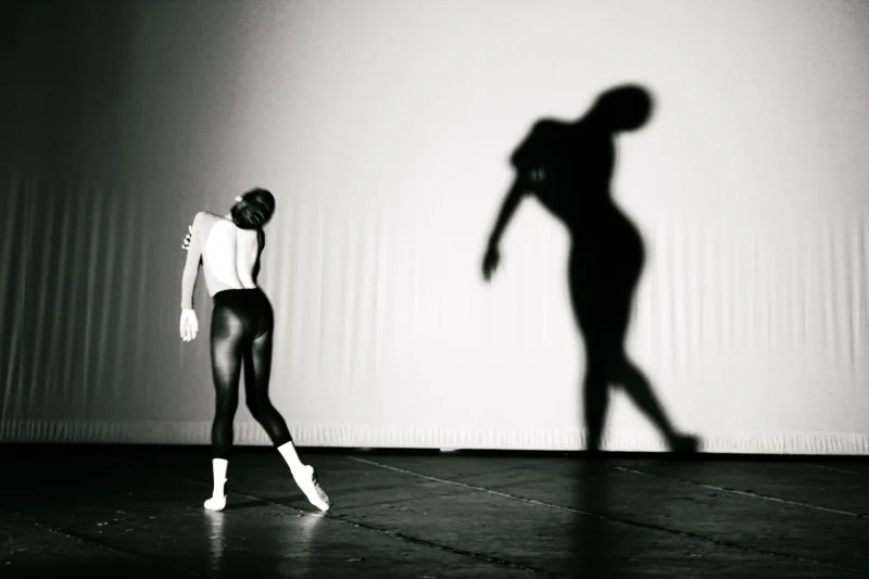 Bayan Dansçı İkili · Saat Plus: sahne
