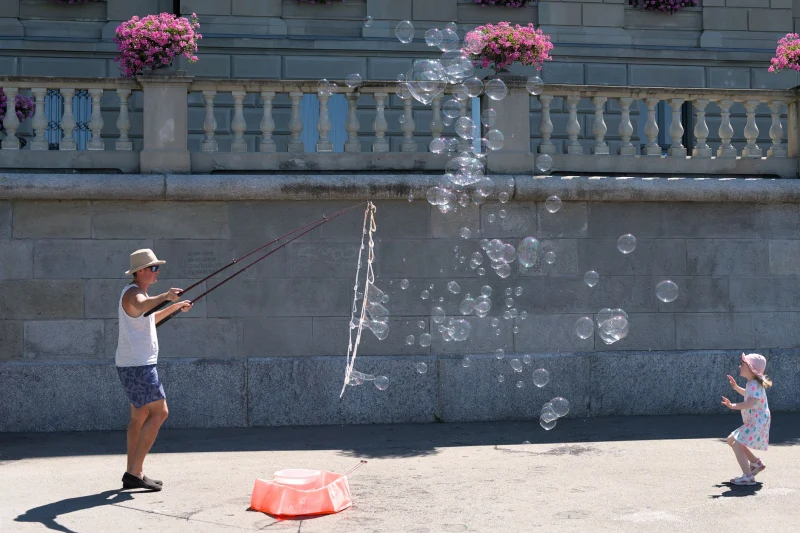 Bubble Gösterisi · · Temel Kapsam: köpük balonlar ve açık alan