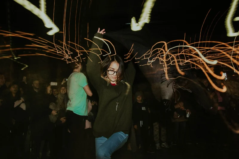 Tek Dansöz · 20 Dakika: gece ve ışık düzeni