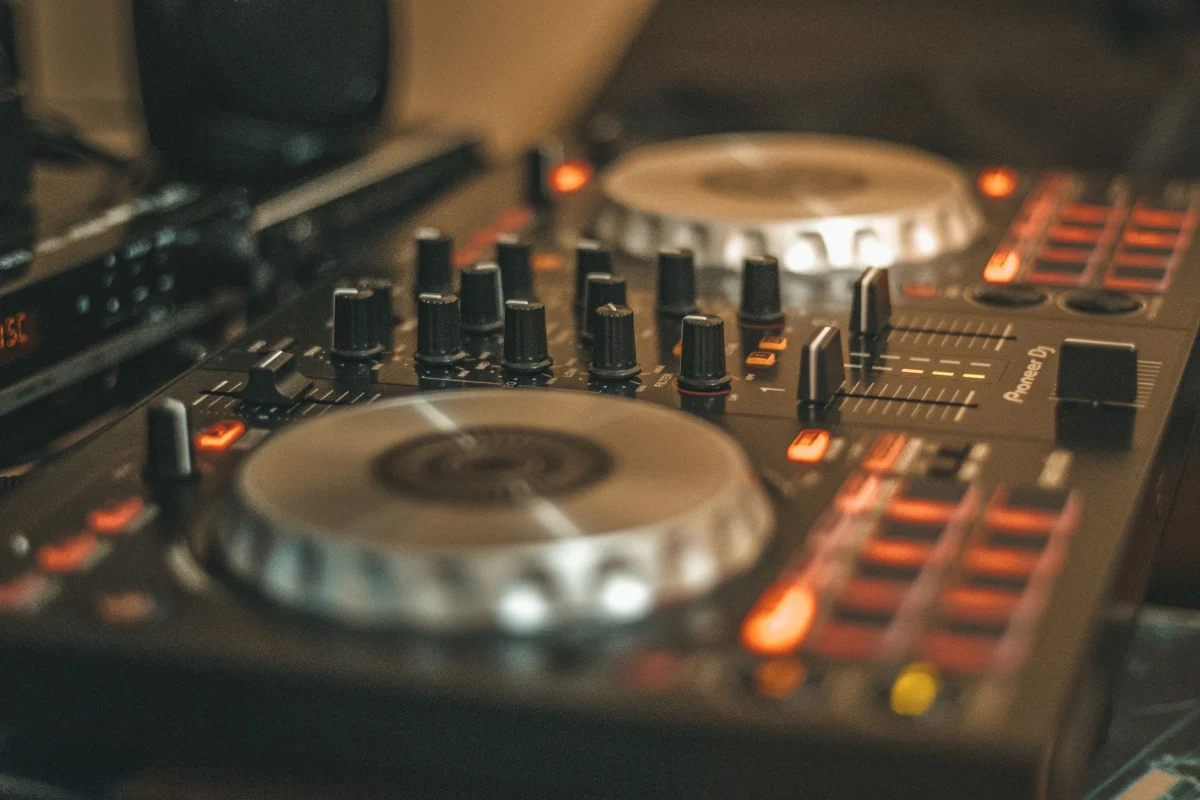 DJ Kiralama hizmetinin verildiği bir etkinlikten kare