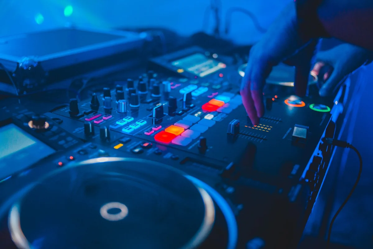 DJ Kiralama uygulamasını gösteren etkinlik görseli