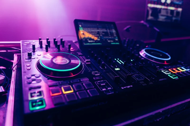 DJ VIP All Night: DJ performansı ve ses mikseri