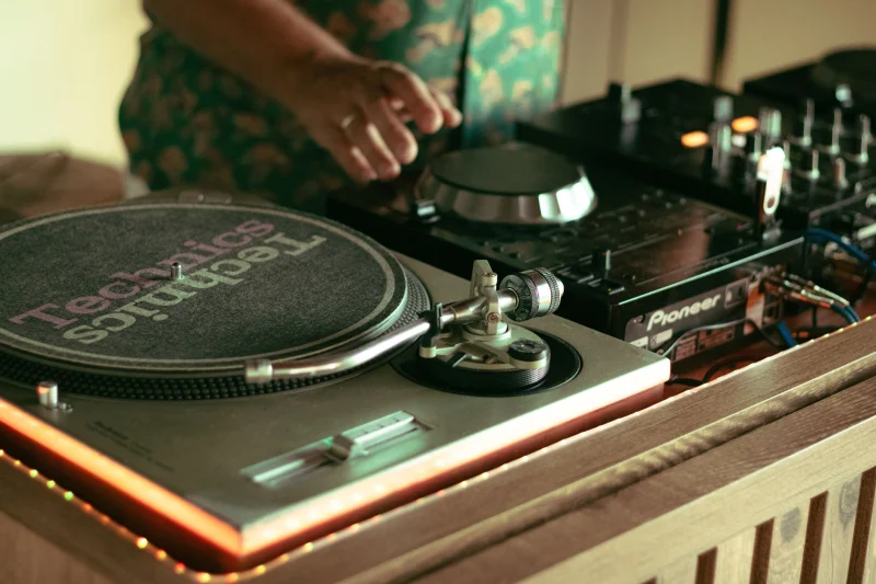 Profesyonel DJ Basic: DJ pikabı ve DJ performansı