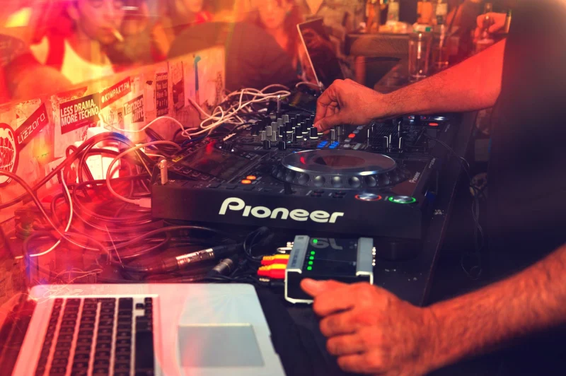 DJ Kiralama — Tekne Partisi: DJ performansı ve ses mikseri