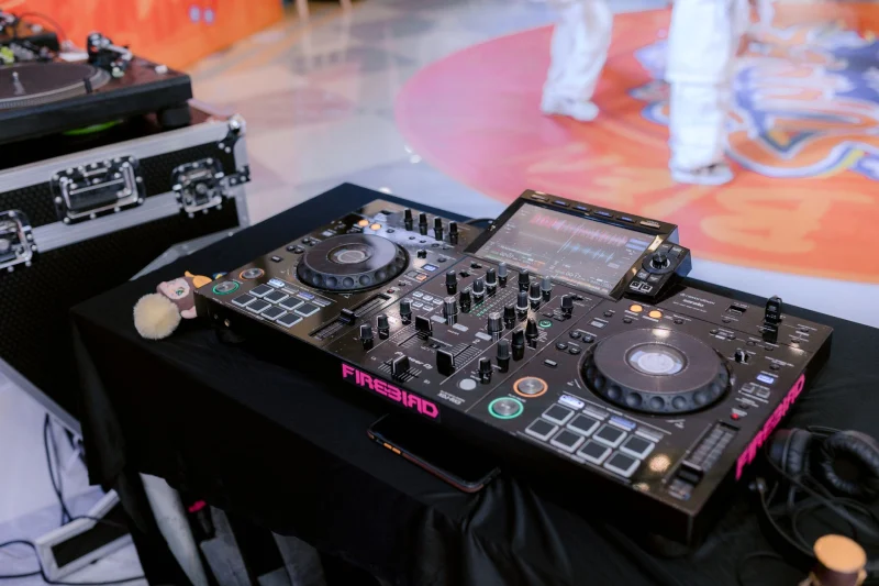 DJ Kiralama — Mezuniyet: DJ pikabı ve DJ performansı