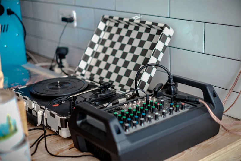 DJ Kiralama — Yılbaşı: DJ pikabı ve ses mikseri
