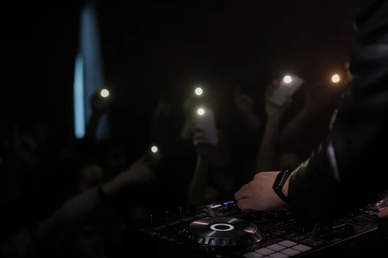 DJ Kiralama — Doğum Günü: DJ pikabı ve DJ performansı