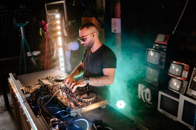 DJ Kiralama — Özel Davet: DJ pikabı ve DJ performansı