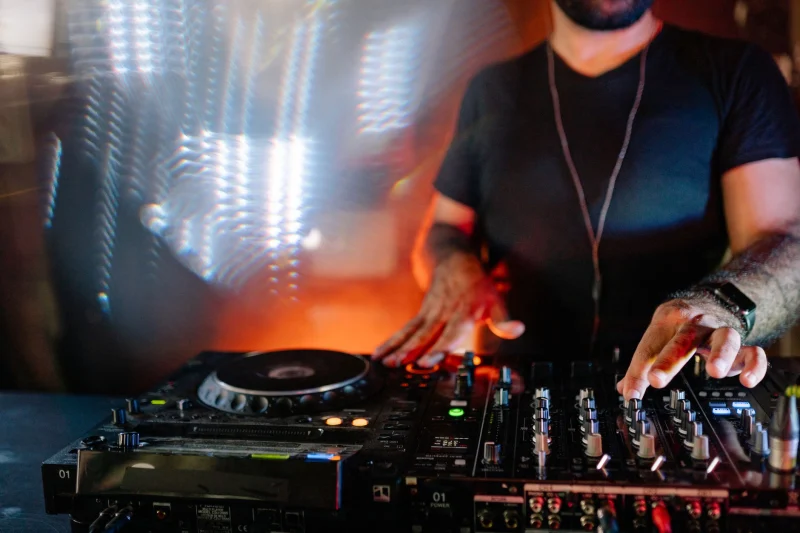 DJ Kiralama — Kurumsal Etkinlik: DJ pikabı ve DJ performansı