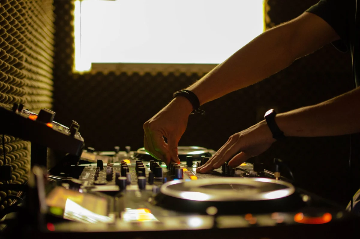İzmir DJ Kiralama ve Fiyatları: DJ pikabı ve DJ performansı