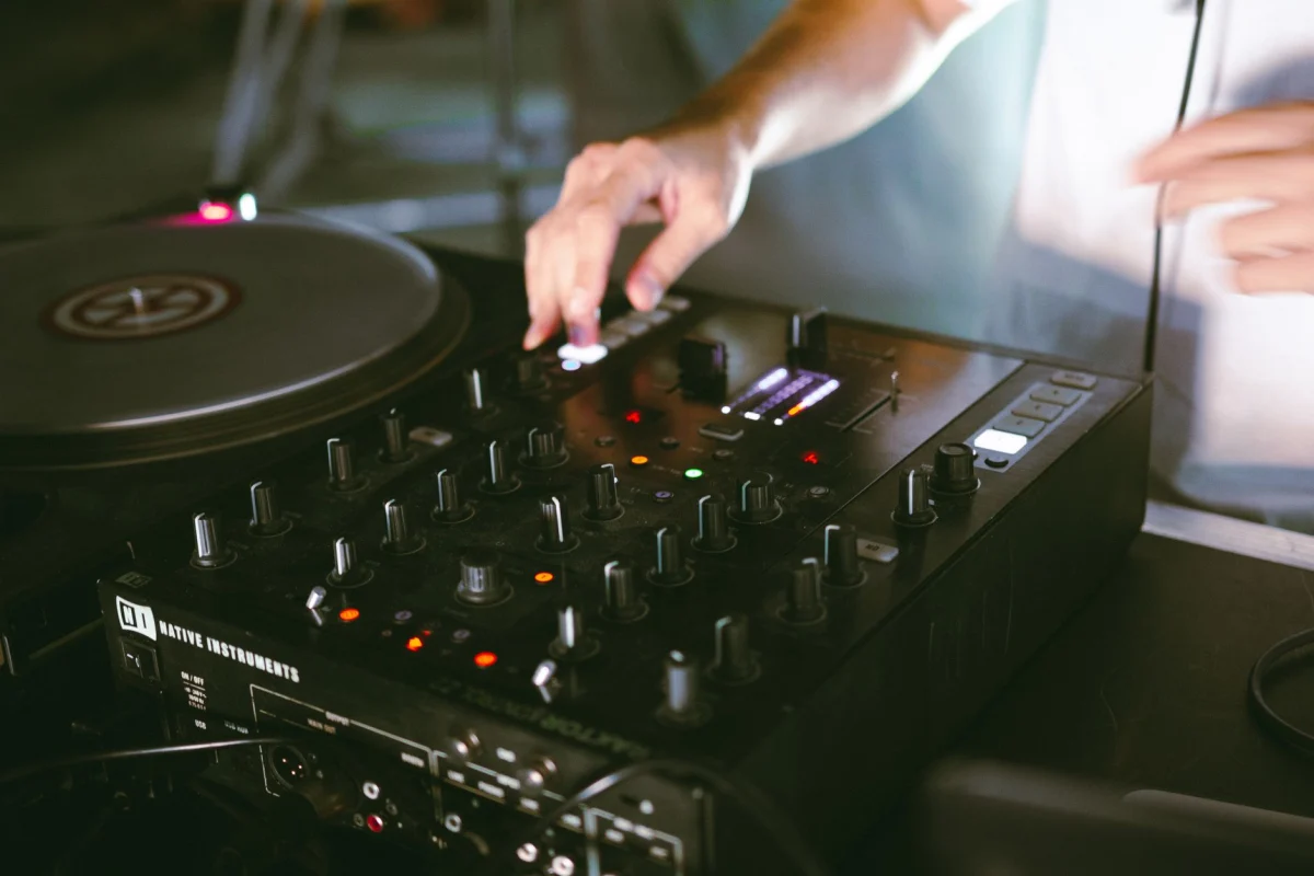 Bakü DJ Kiralama ve Fiyatları: DJ pikabı ve DJ performansı