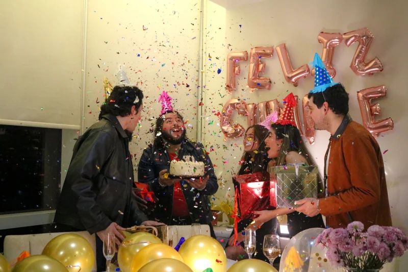 Kapsamlı Doğum Günü Galaası · Otel + Kapsamlı Prodüksiyon: balon süslemesi ve pasta