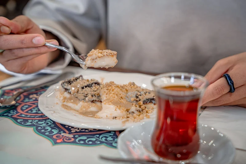 100 Porsiyon Helvası: tatlı ikramı ve çay ikramı