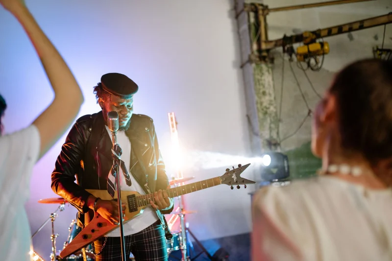 Gece Müziği · Keman + Piyanist: gitar ve sahne