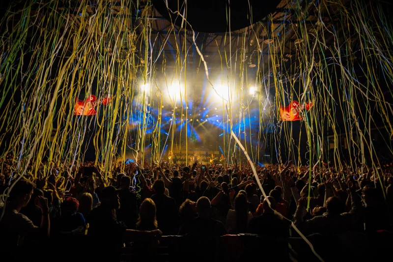 Büyük Uluslararası Festival · 3+ Gün: seyirciler ve ışık düzeni