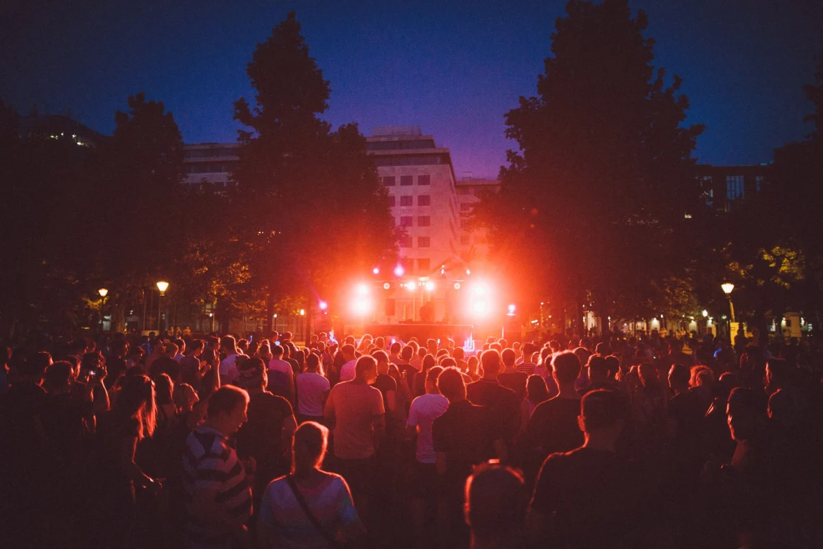 İzmir Festival Organizasyonu ve Fiyatları: DJ performansı ve açık alan