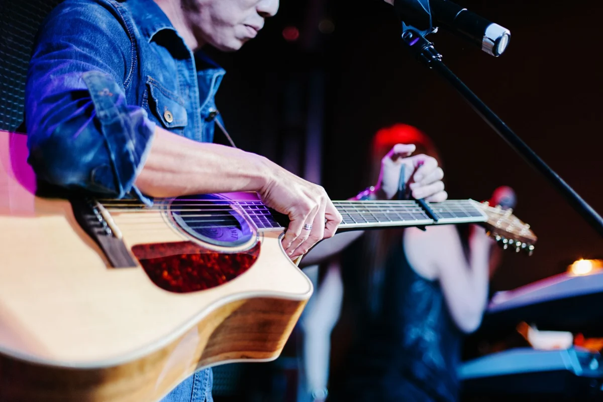 Gitarist hizmetinin verildiği bir etkinlikten kare