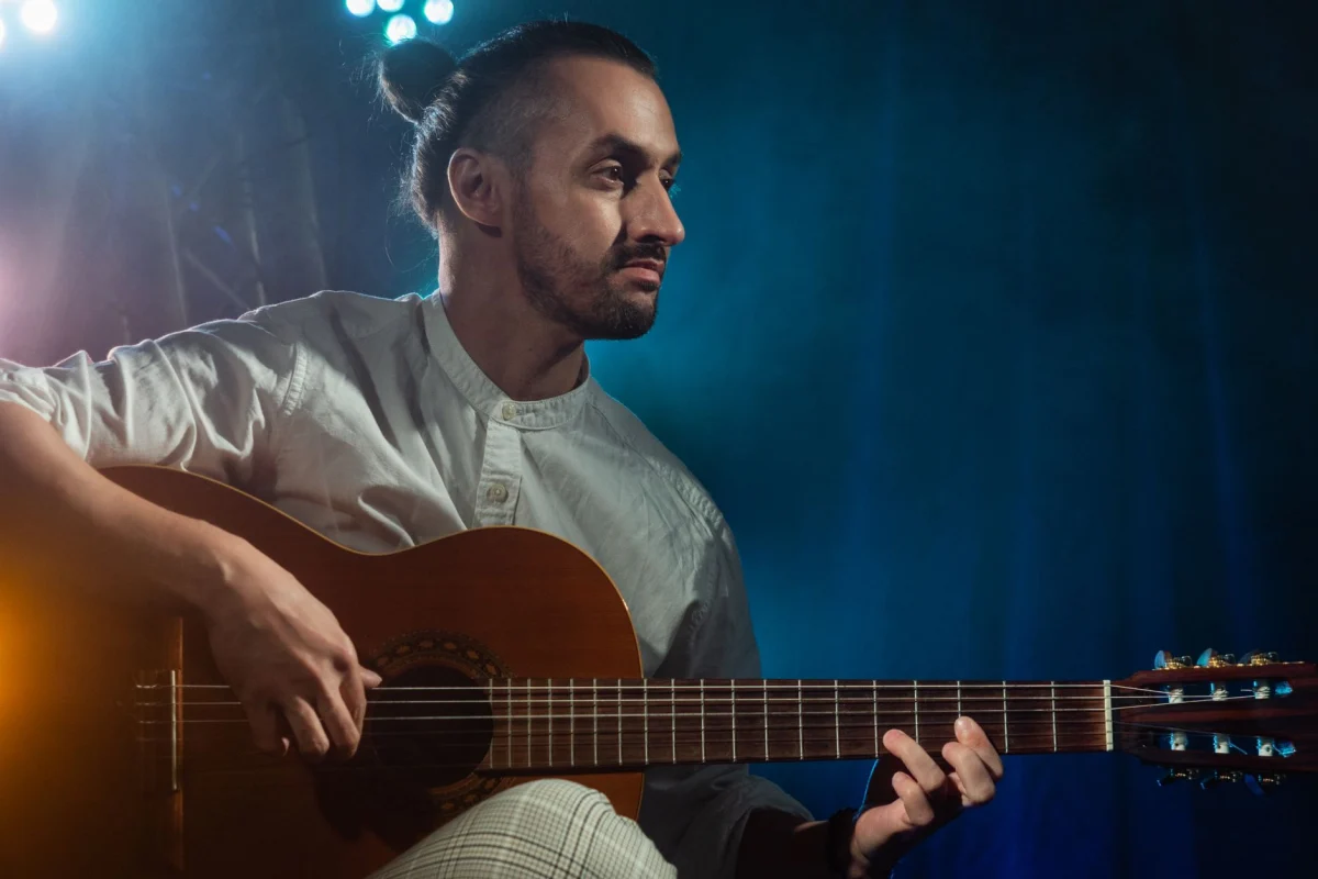 Gitarist hizmetinin kullanıldığı organizasyon ortamı