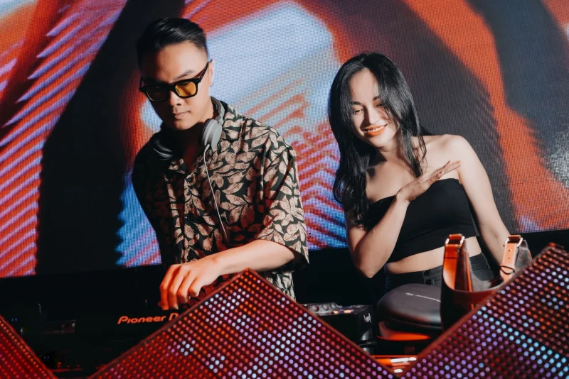Gogo Şov · Orta: DJ performansı ve gece
