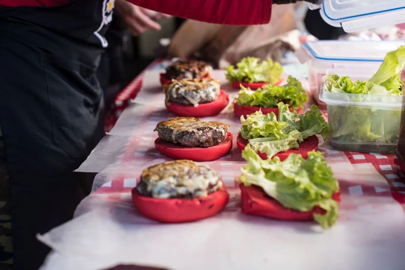 100 Adet Hamburger: masa düzeni