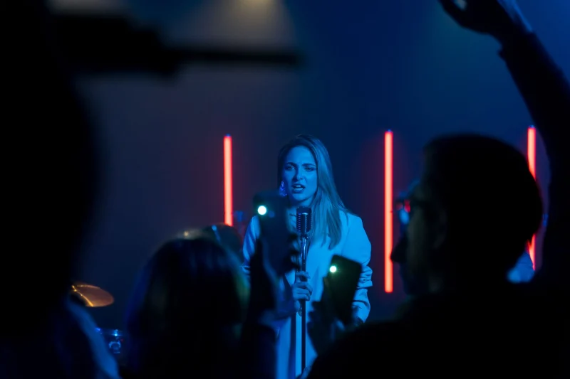 Karaoke Sistemi · Orta: solist ve sahne ışıkları