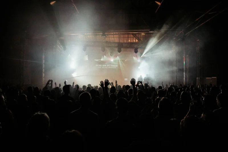 Mega Konser · Festivali Ölçeğinde: sahne ışıkları ve davetliler