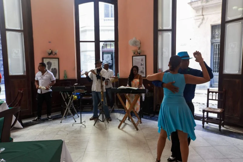 Mersin Latin Orkestrası Kiralama — 2 Set · Küçük Kadro (5 Kişi) paketi