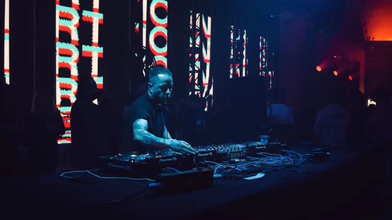 Günlük · 43-49 İnç: DJ performansı ve LED ekran