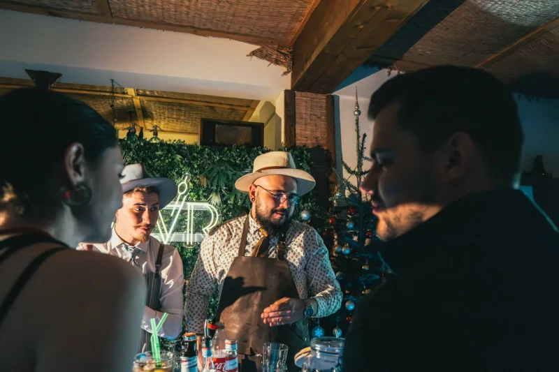Çok Nokta · 2 Bar + 2 Barmen: barmen ve ışık düzeni