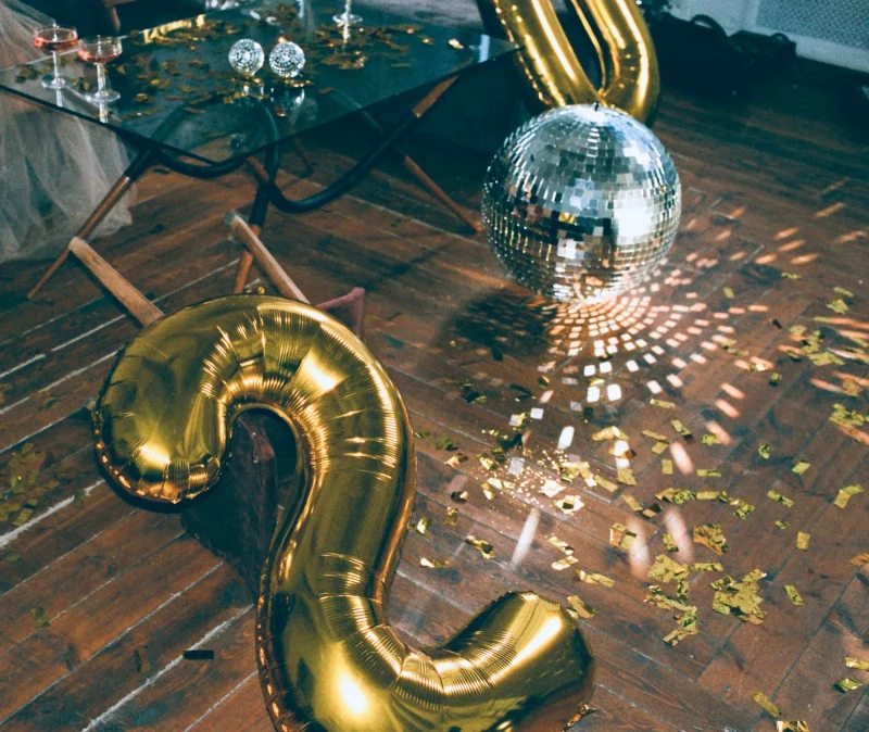 Kahvehane Partisi · 30–50 Kişi: balon süslemesi ve parti