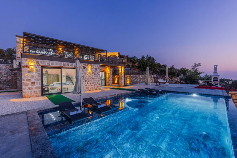 Konuk Parti Villası · Büyük Villa + Havuz: havuz başı