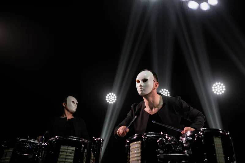 Perküsyon Orkestrası · Kapsamlı: davul ve sahne ışıkları