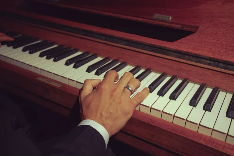 Piyano Orkestrası · 4 Saat: piyano ve yakın plan