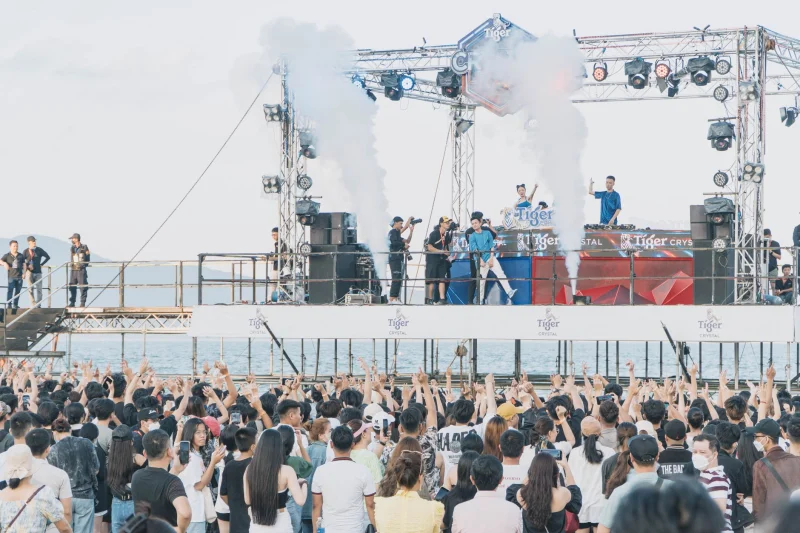 Pop Grubu · Orta: DJ performansı ve deniz