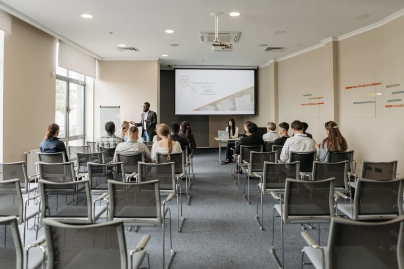 Etkinlik Projeksiyonu · 2 Cihaz: projeksiyon ve konferans