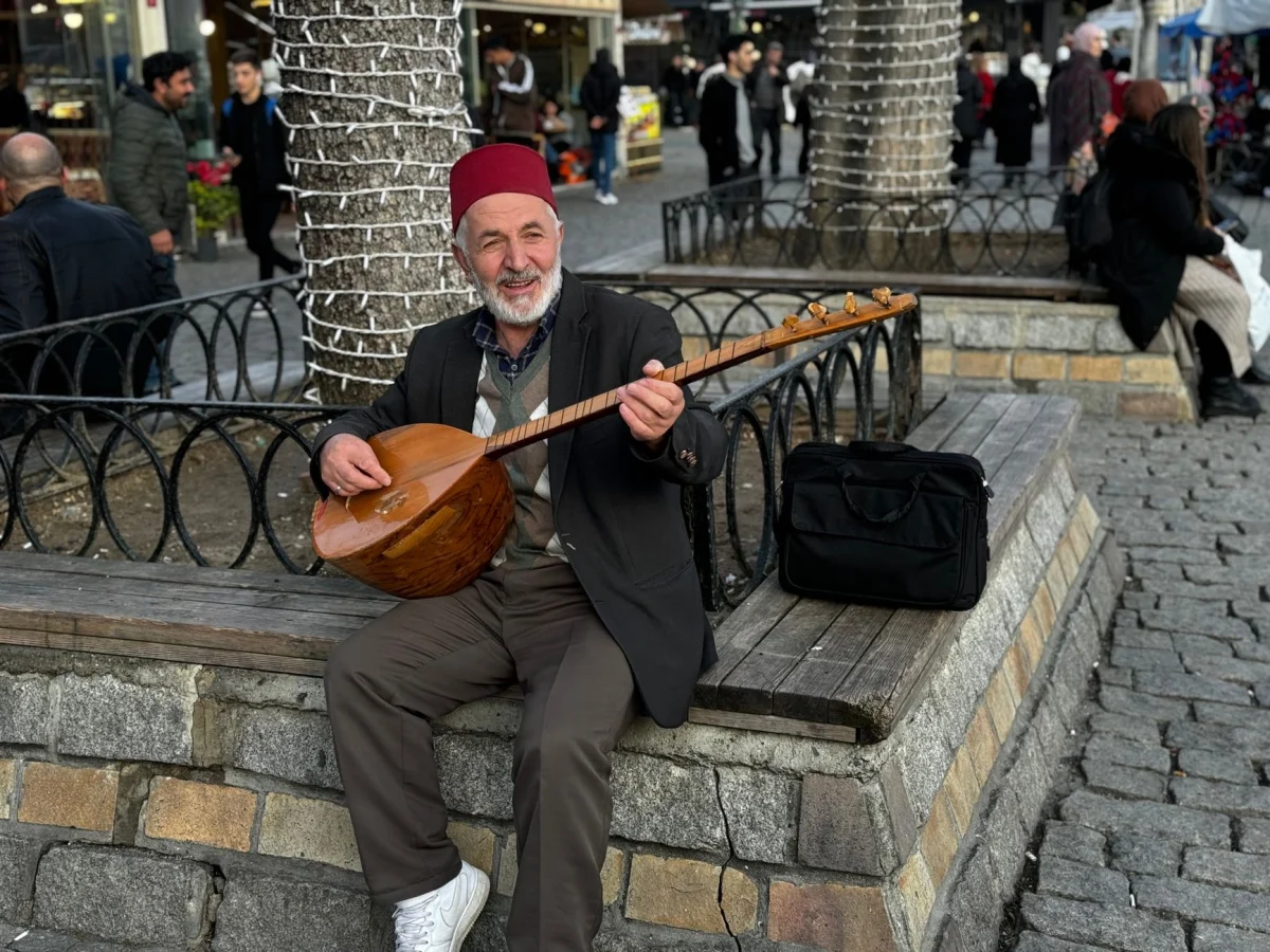 Saz Sanatçısı hizmetinin verildiği bir etkinlikten kare