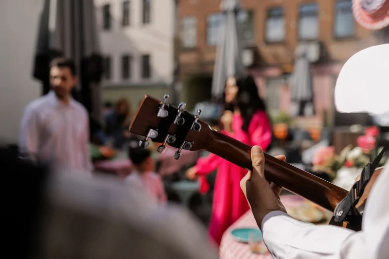 Sıra Gecesi Spektaklü · Kapsamlı: gitar ve açık alan