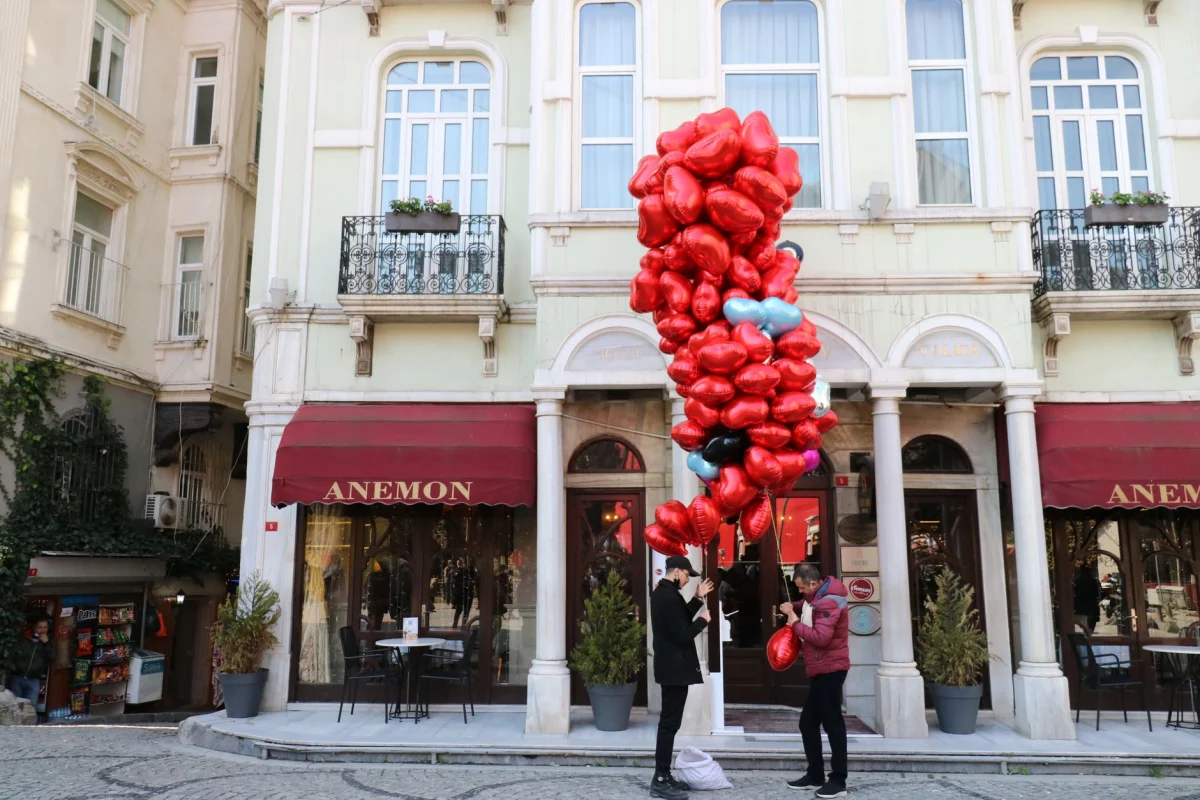 Mağaza Lansmanı Organizasyonu: Yaya Akışı, İzin ve Açılış Saati: balon süslemesi