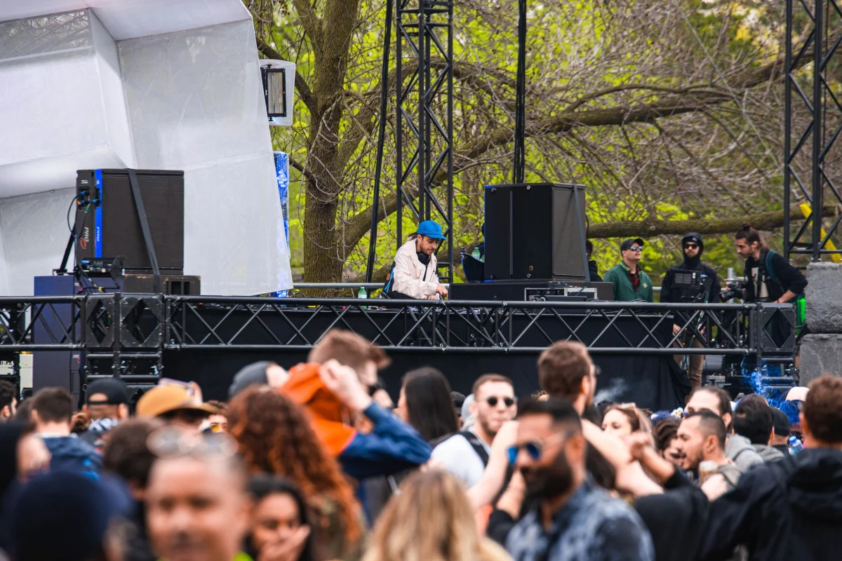 Üniversite Şenliği Organizasyonu: Sahne, Güvenlik ve İzin Süreci: DJ performansı ve açık alan